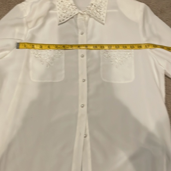 Exquisite, button down shirt. - Picture 7 of 9